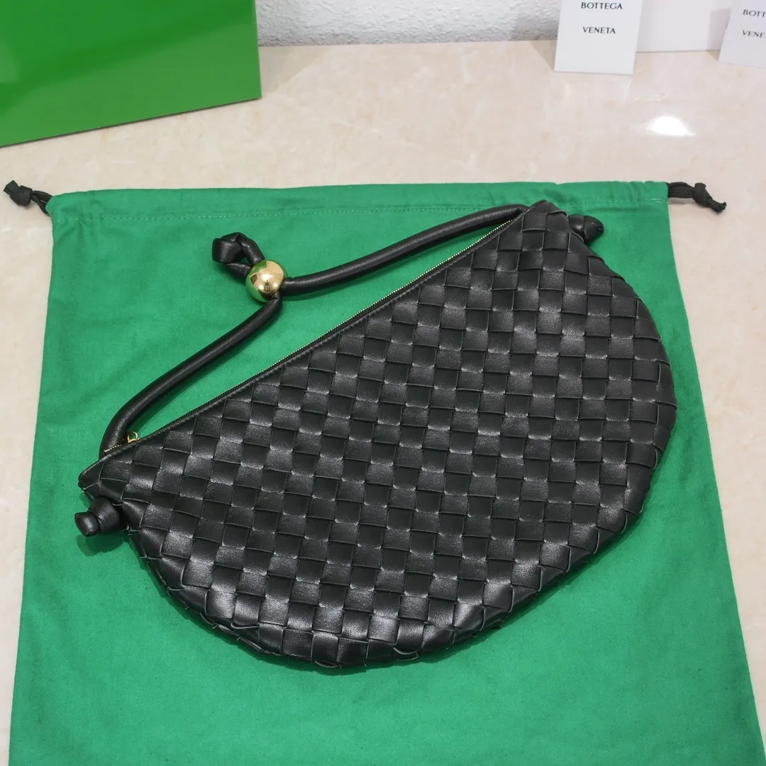Batch 1260 BV has released a new product. TURN # Recommended new popular style is still the classic woven logo that we can recognize at a glance. It is really a unique style that is familiar and unfamiliar! Made of sheepskin woven with beautiful gold beads on the shoulder straps for free adjustment. When in use, you can switch between the shoulder and handle bag at will. It has a concave and convex shape anytime and anywhere. It is a practical king with a unique personality. With the right color combination, it can be sweet or salty. It is full of style. Summer catwalk style is beautiful. Pull it out quickly. Size: 40*3*24, model: 6699-3#